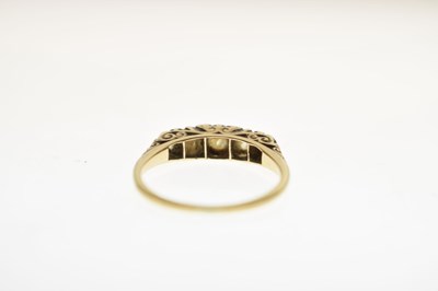 Lot 9 - Early 20th century diamond unmarked yellow metal 5-stone ring