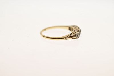 Lot 9 - Early 20th century diamond unmarked yellow metal 5-stone ring