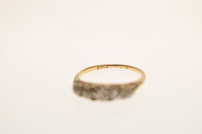 Lot 9 - Early 20th century diamond unmarked yellow metal 5-stone ring