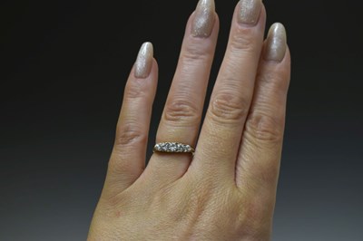 Lot 9 - Early 20th century diamond unmarked yellow metal 5-stone ring