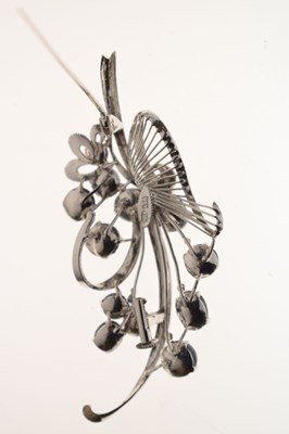 Lot 39 - Star sapphire 18k white gold spray brooch