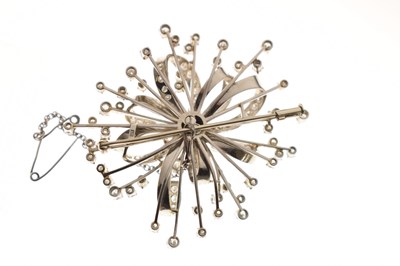 Lot 37 - Early-mid 20th century diamond platinum sunburst brooch