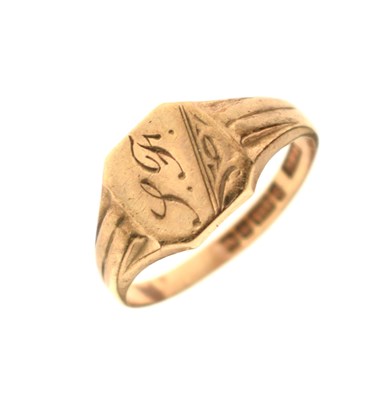 Lot 58 - 9ct gold signet ring