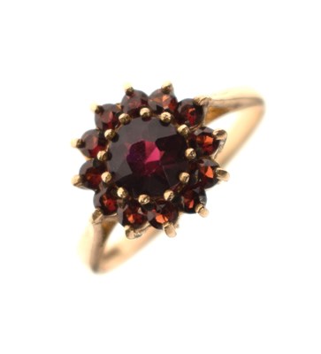Lot 31 - Vintage garnet 9ct gold cluster ring