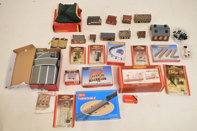 Lot 525 - Mixed collection of 00 gauge railway trackside and other accessories