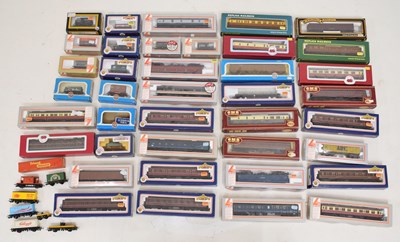 Lot 524 - Large collection of 00 gauge railway rolling stock, wagons and carriages