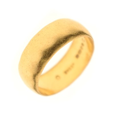 Lot 50 - 22ct gold wedding band