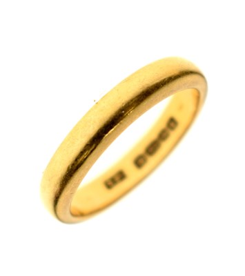 Lot 49 - 22ct gold wedding band