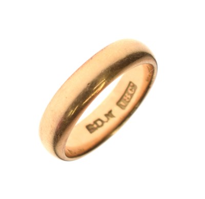 Lot 52 - 18ct gold wedding band