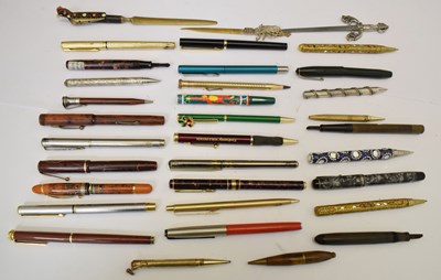 Lot 381 - Collection of vintage fountain and other pens
