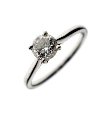 Lot 3 - Diamond solitaire platinum ring