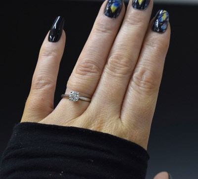 Lot 3 - Diamond solitaire platinum ring
