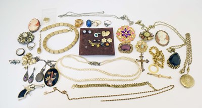 Lot 162 - Collection of costume jewellery to include a 9ct gold rope chain necklace, etc