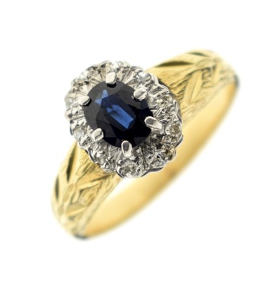 Lot 16 - Sapphire and diamond cluster ring