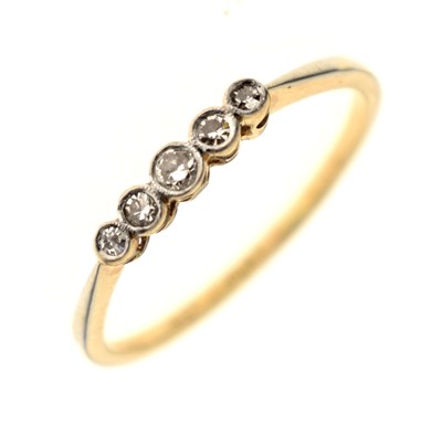 Lot 7 - Early 20th century five stone diamond ring