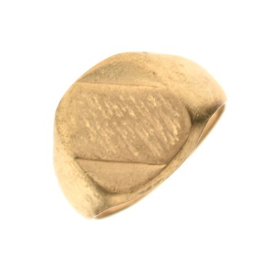 Lot 43 - 9ct gold signet ring