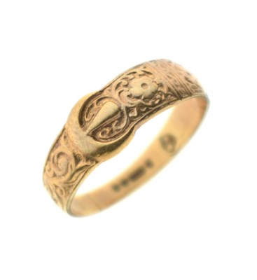 Lot 44 - 9ct gold buckle ring
