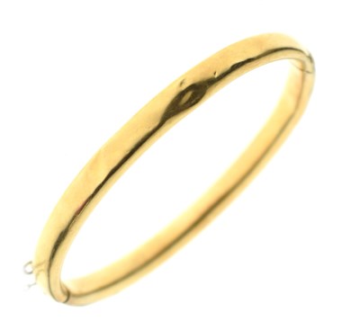 Lot 127 - 9ct gold hinged oval bangle