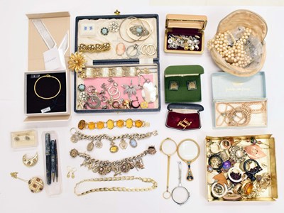Lot 177 - Large collection of costume jewellery