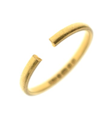 Lot 60 - 22ct gold wedding band (a/f)