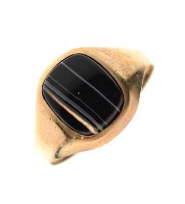 Lot 133 - 9ct gold banded agate signet ring