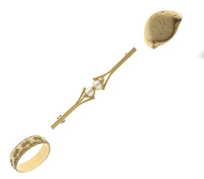 Lot 139 - Small group of 9ct gold jewellery, 9ct gold wedding band, etc
