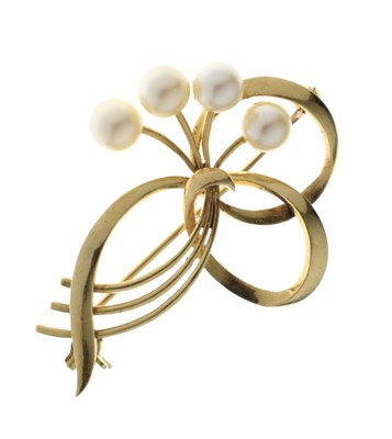 Lot 74 - Mikimoto cultured pearl brooch, stamped 'K14'