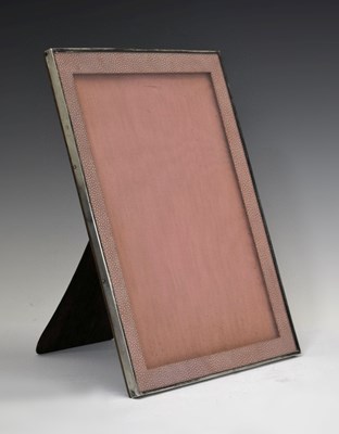 Lot 161 - George V silver mounted easel photograph frame with pink shagreen mount