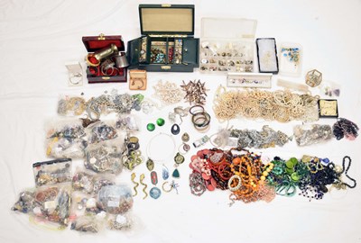 Lot 172 - Large collection of costume jewellery