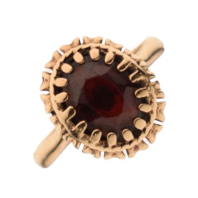 Lot 25 - Garnet 9ct gold ring