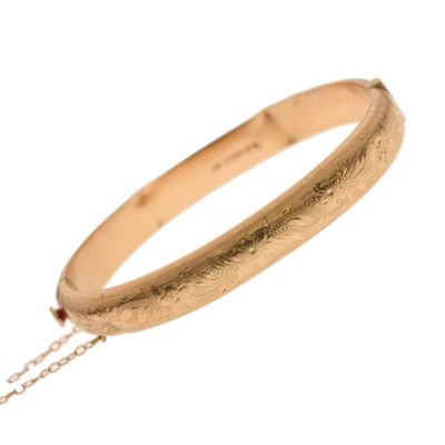 Lot 129 - 9ct yellow gold hinged bangle