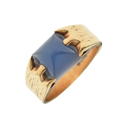 Lot 32 - Chalcedony 9ct gold ring
