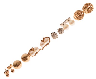 Lot 117 - Small group of earrings