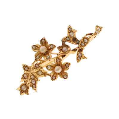 Lot 70 - Early 20th century yellow metal floral seed pearl brooch