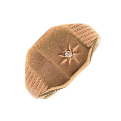 Lot 49 - Diamond 9ct gold signet ring