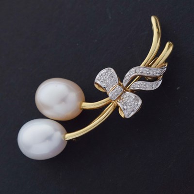 Lot 76 - 18ct diamond and pearl brooch