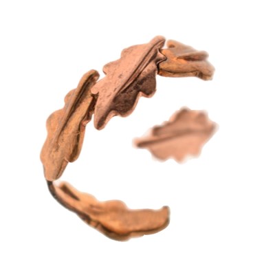 Lot 48 - Clogau - 9ct Welsh gold oak leaf ring (to repair)