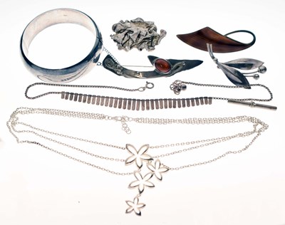 Lot 150 - A quantity of silver jewellery