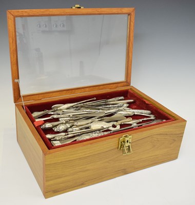 Lot 481 - A collection of Edwardian silver and white metal button hooks