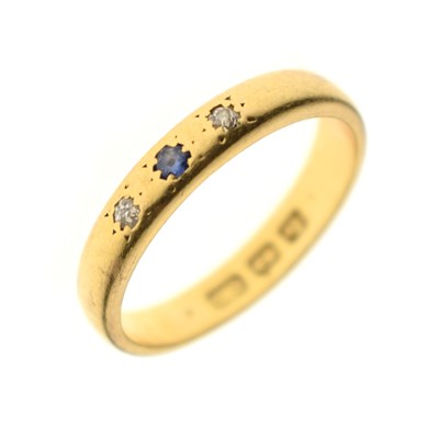 Lot 18 - George V 22ct ring set sapphire and diamonds