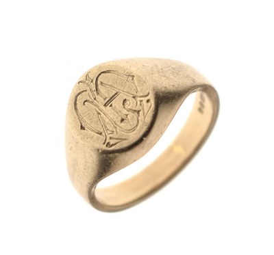 Lot 58 - 18ct gold signet ring