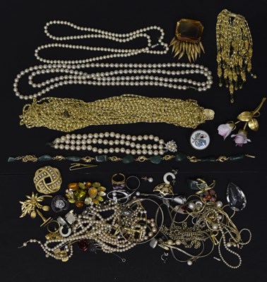 Lot 165 - Assorted costume jewellery