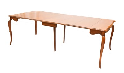 Lot 725 - Canadian maple draw out extending dining table with five leaves