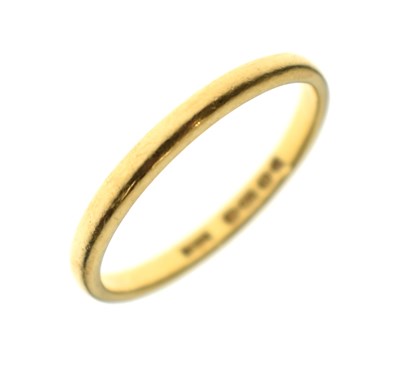Lot 74 - 22ct gold wedding band