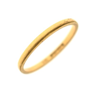 Lot 77 - 22ct gold wedding band