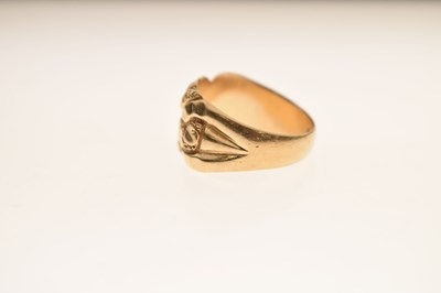 Lot 39 - Edwardian 18ct gold keeper ring