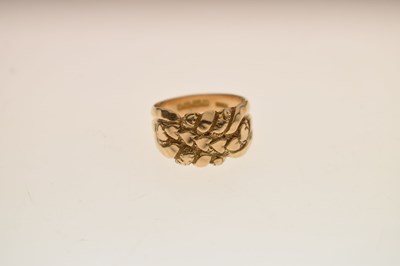 Lot 39 - Edwardian 18ct gold keeper ring