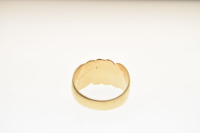 Lot 39 - Edwardian 18ct gold keeper ring