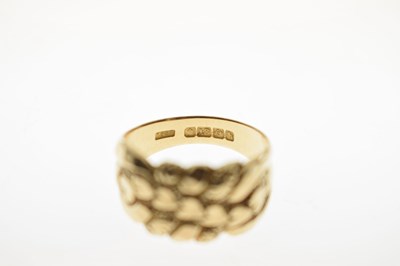 Lot 39 - Edwardian 18ct gold keeper ring