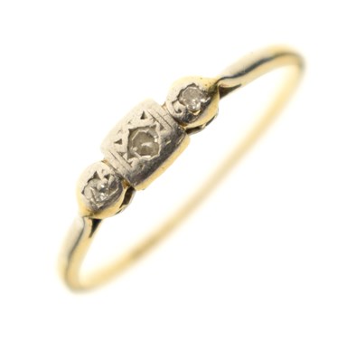 Lot 7 - Early 20th century diamond three stone ring